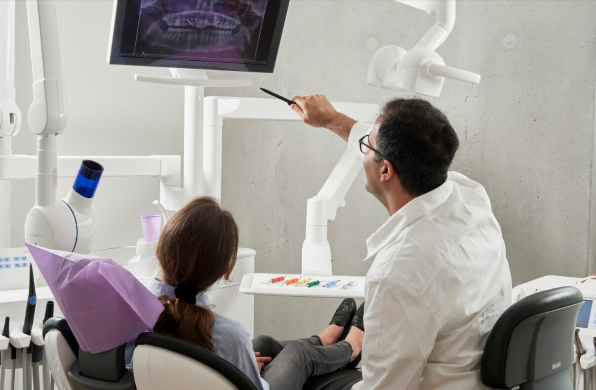 Equipo de Clínica Dental Valdepeñas atendiendo a una paciente